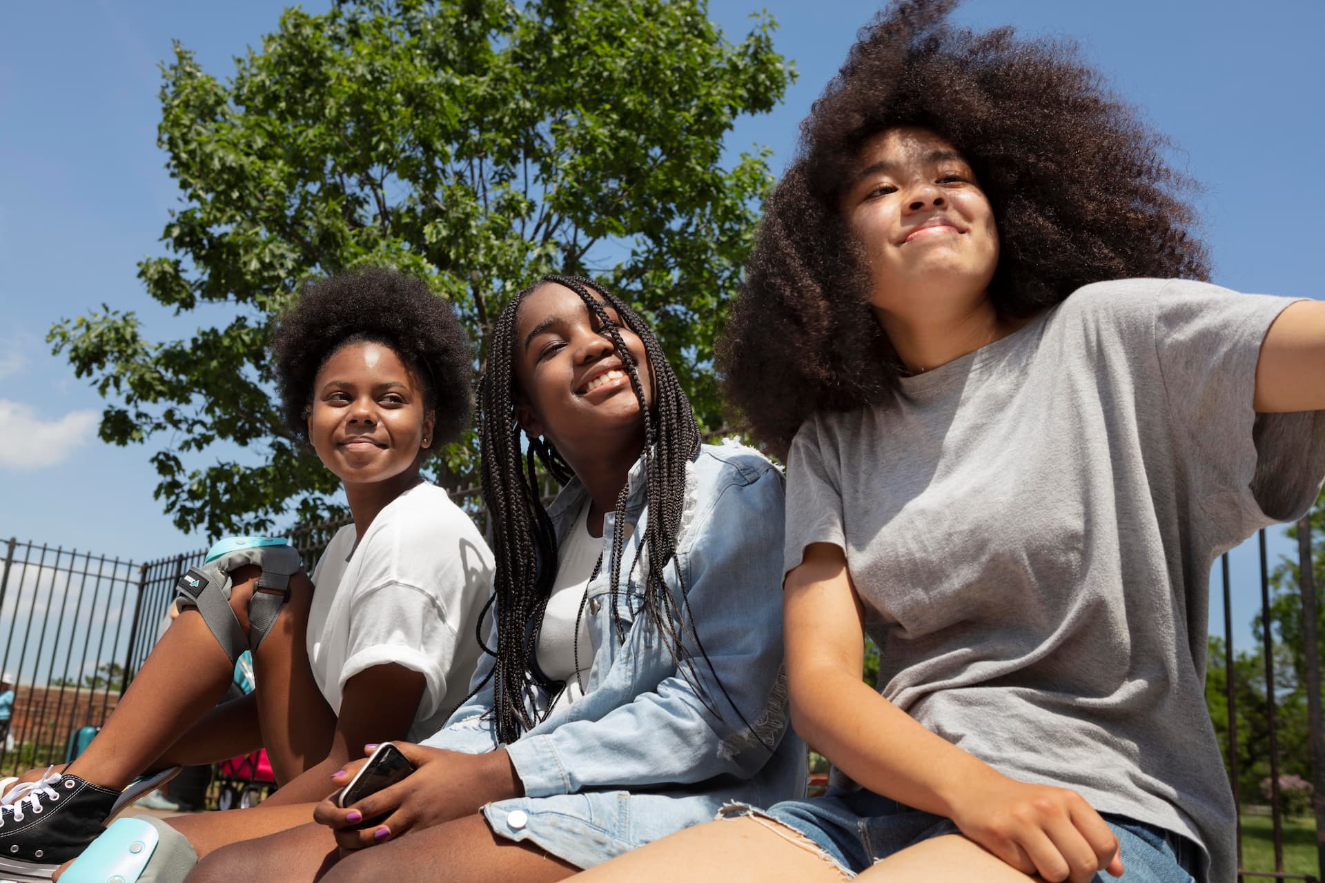 3 meninas adolescentes negras ao ar livre sorrindo
